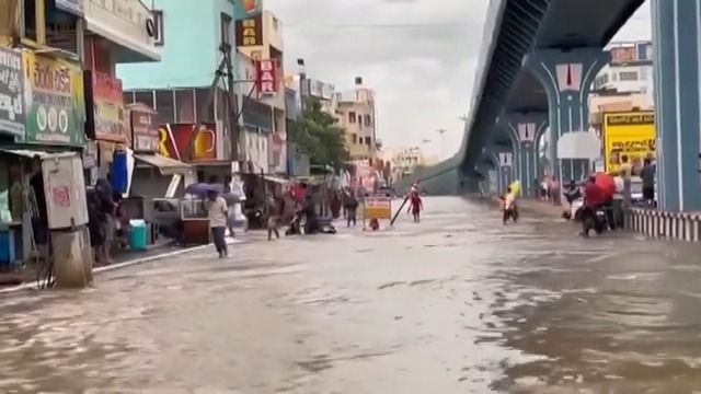 Video: Jih Indie zápasí s povodněmi. Tropická bouře zastavila i výrobu iPhonů